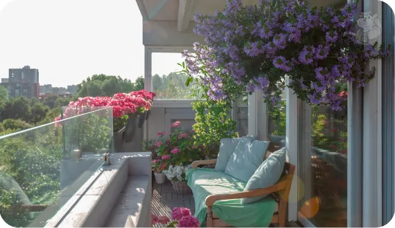 przytulny balkon z kwiatami 